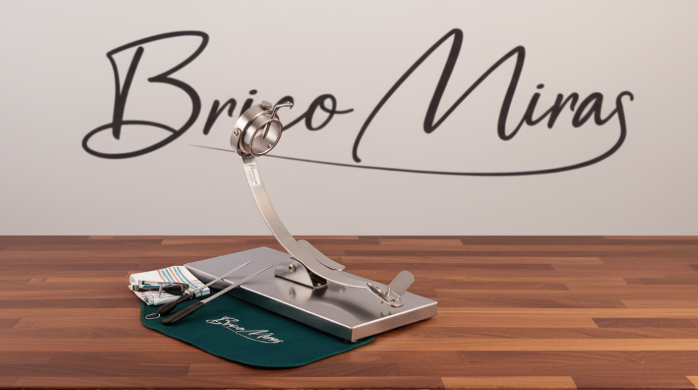 Jamonero basculante Bricomiras con sistema balancín, mostrando la pata de jamón inclinada para un corte más fácil y seguro.