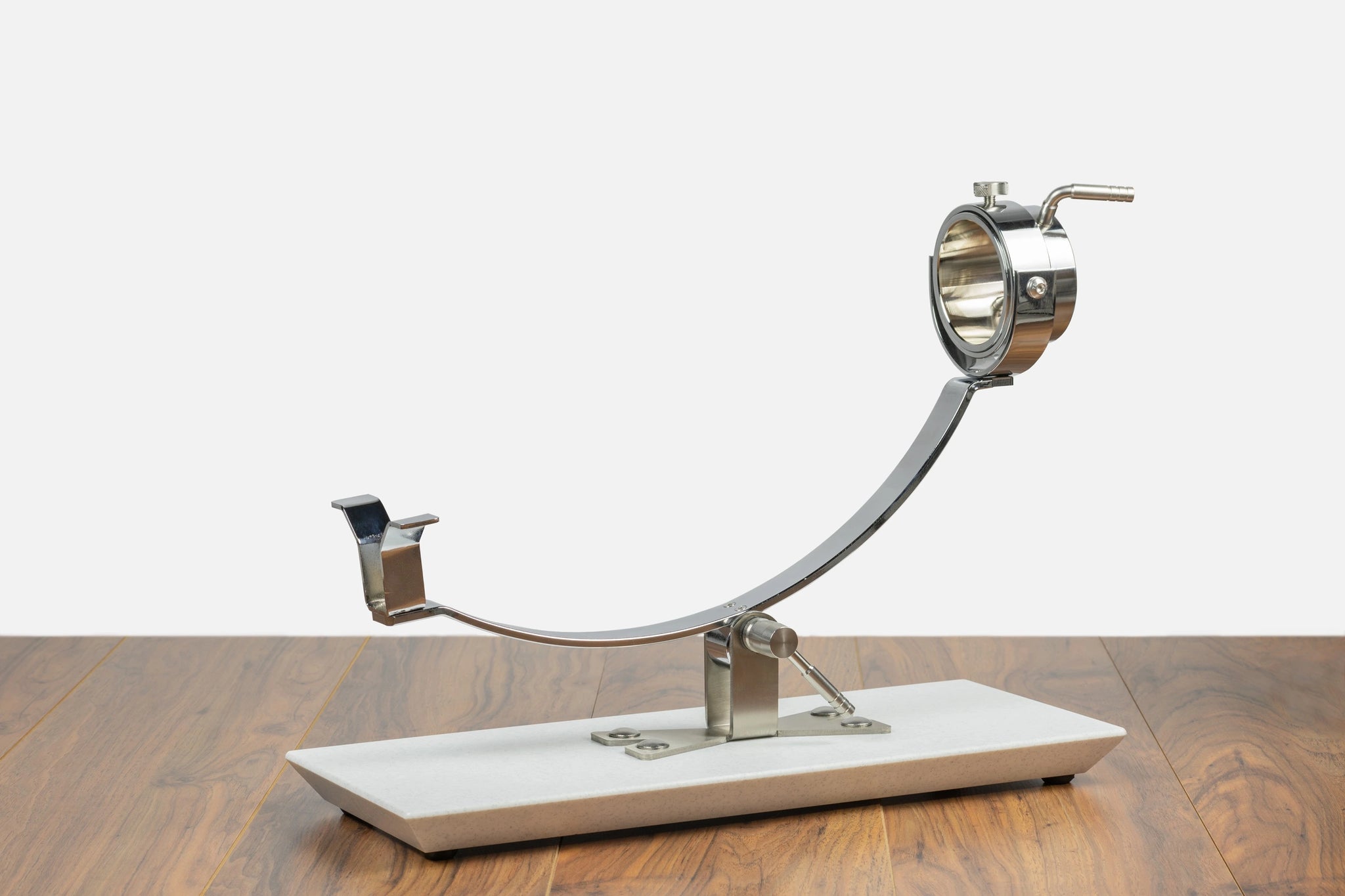 Soporte jamonero profesional basculante y giratorio GALA con base de fibra de granito, ideal para corte preciso y uso intensivo.