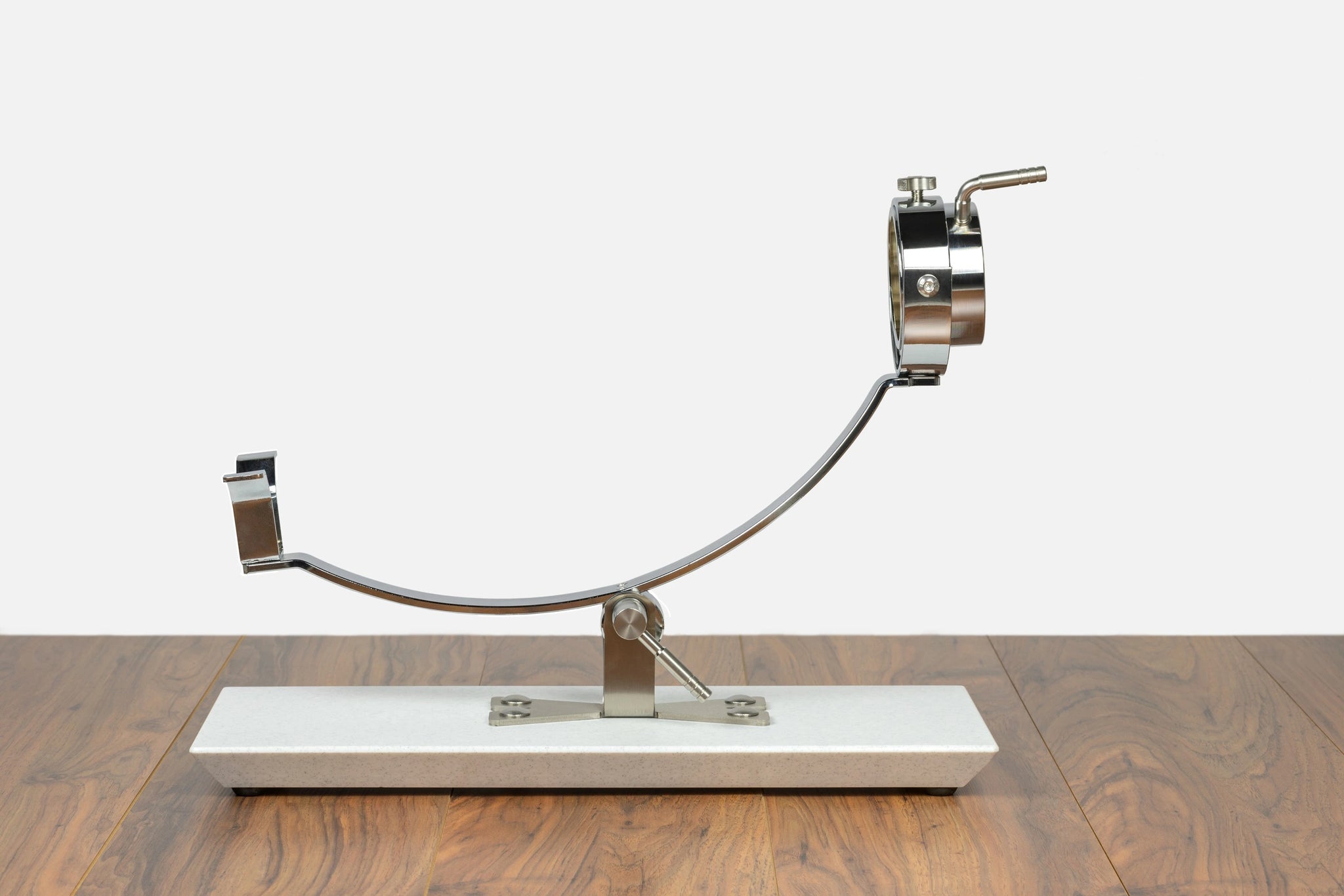 Soporte jamonero profesional basculante con giro 360º y base de fibra de granito para corte estable y preciso.