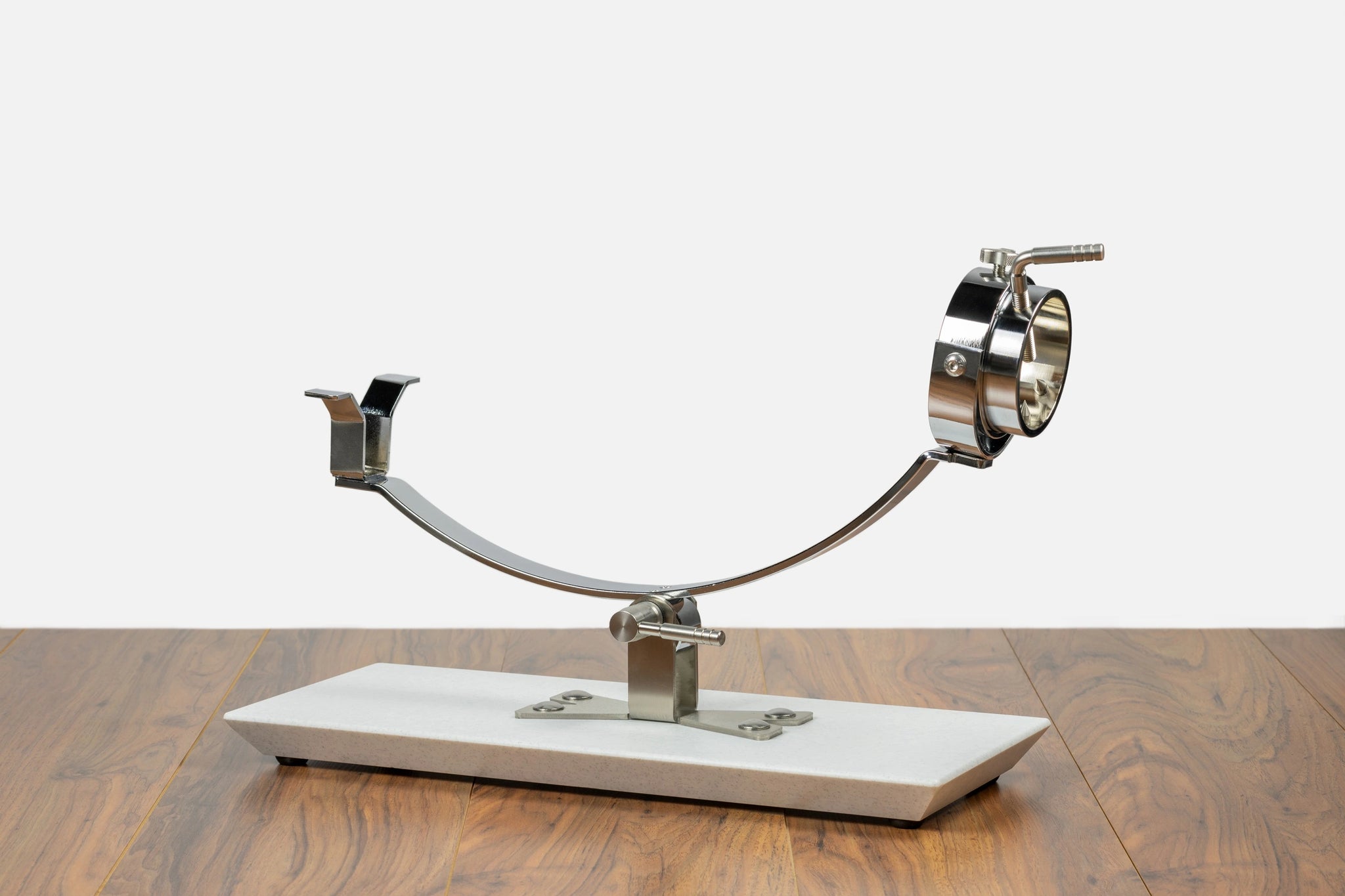 Jamonero giratorio profesional con estructura reforzada y brazo basculante, perfecto para uso intensivo en cocina o restauración.